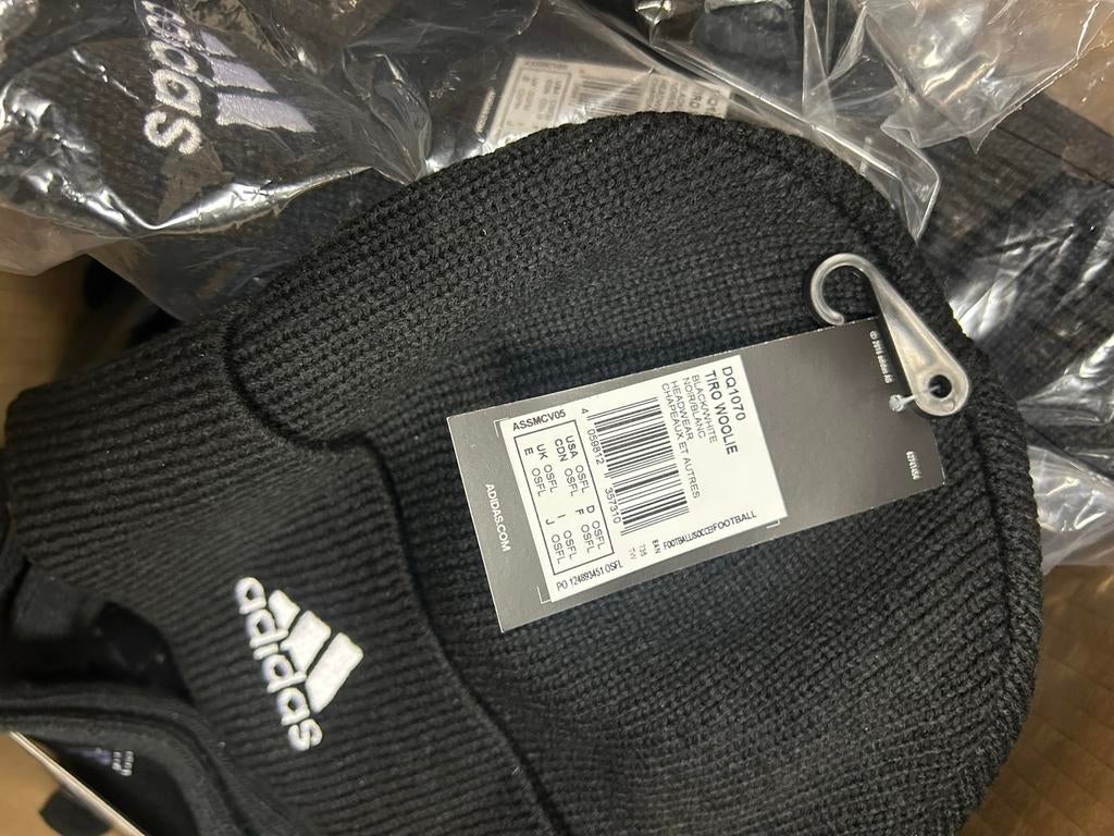 Partij Adidas mutsen en handschoenen - 31x zwart, Ophalen of Verzenden, Nieuw, Handschoenen