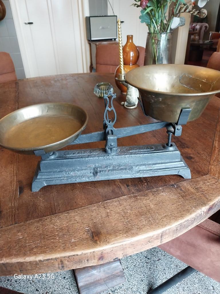 Antieke weegschaal met koperen schalen, Ophalen of Verzenden