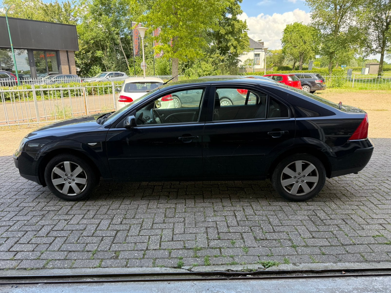 Ford Mondeo 2.0 16V APK NIEUW VASTE PRIJS, Auto's, 145 pk, Stof, 1800 kg, Zwart