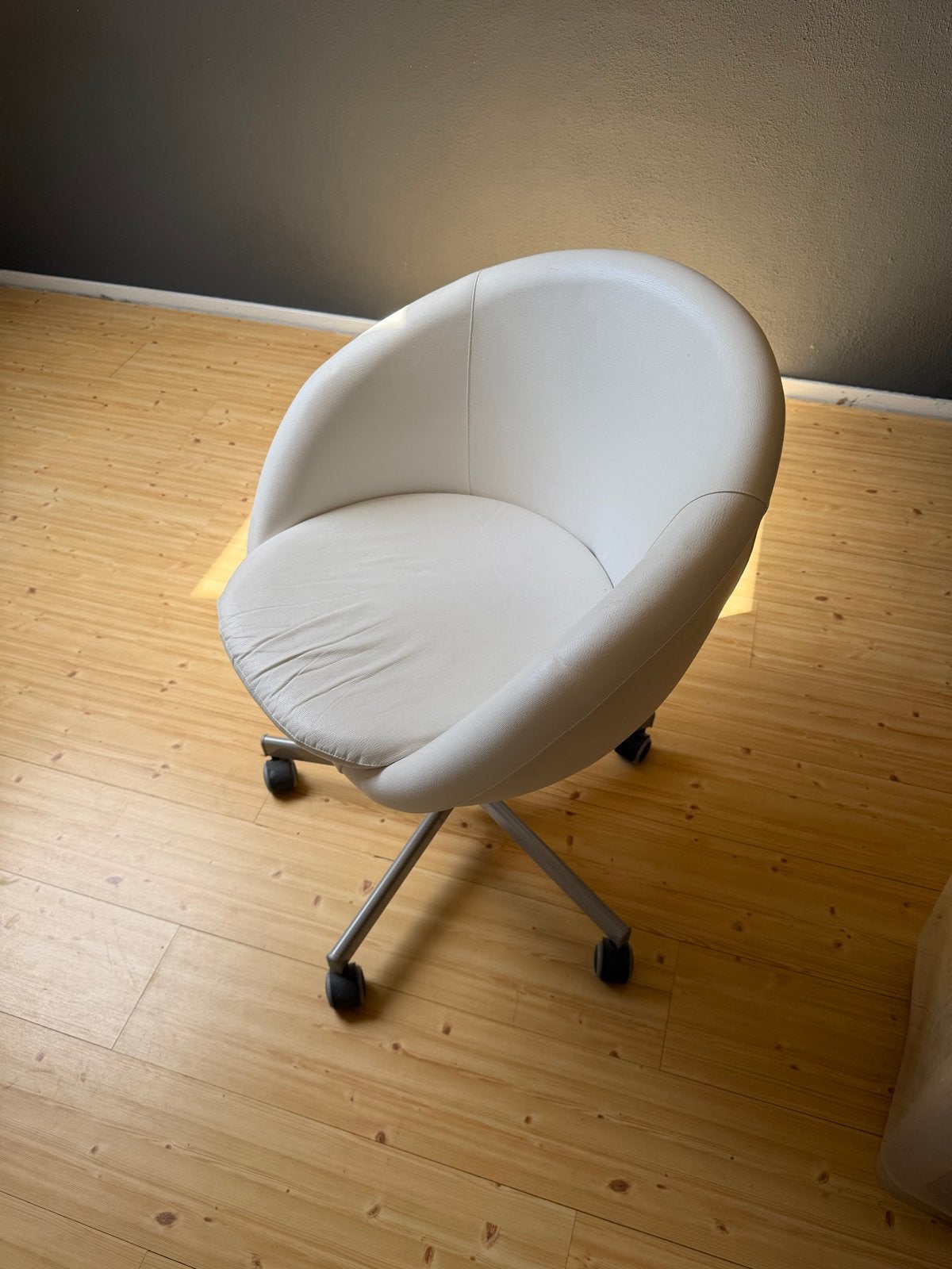 Witte IKEA bureaustoel - Kuipstoel op wielen, Huis en Inrichting, Bureaustoelen, Gebruikt, Bureaustoel, Wit, Ophalen