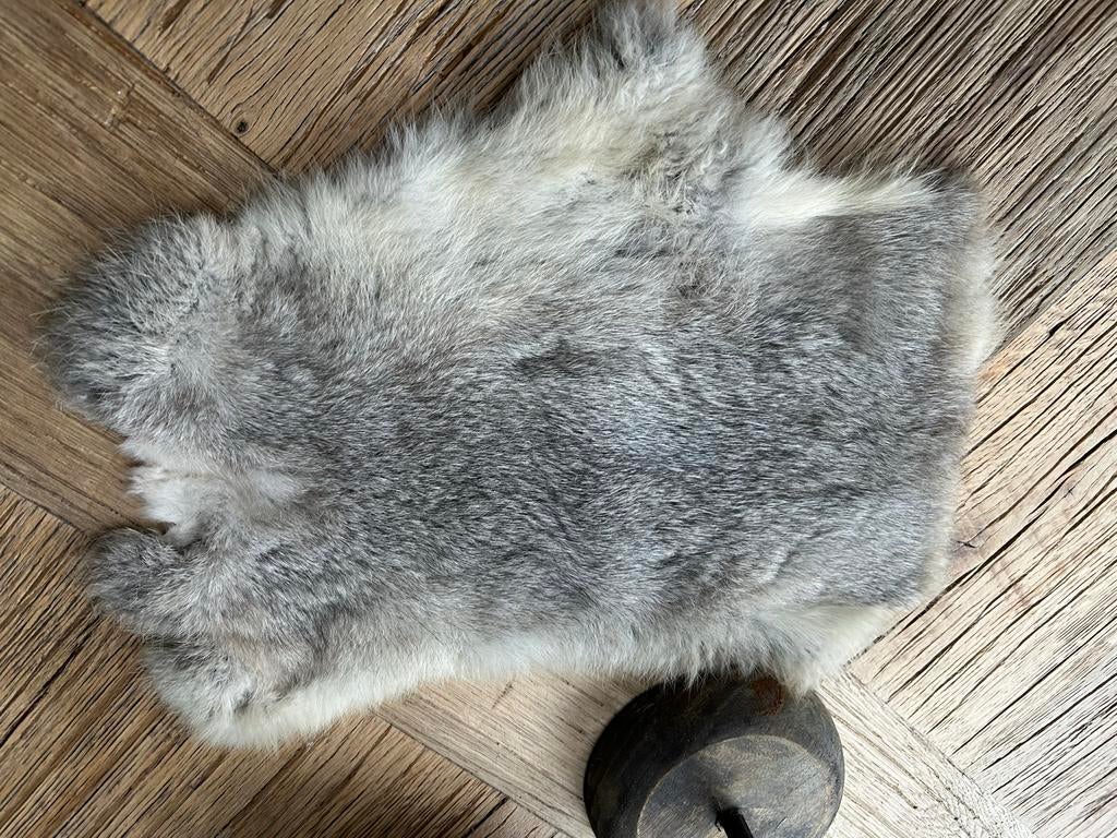 Decoratief konijnenvel - Grijs/bruin, Minder dan 50 cm, Verzenden, Zo goed als nieuw, Grijs