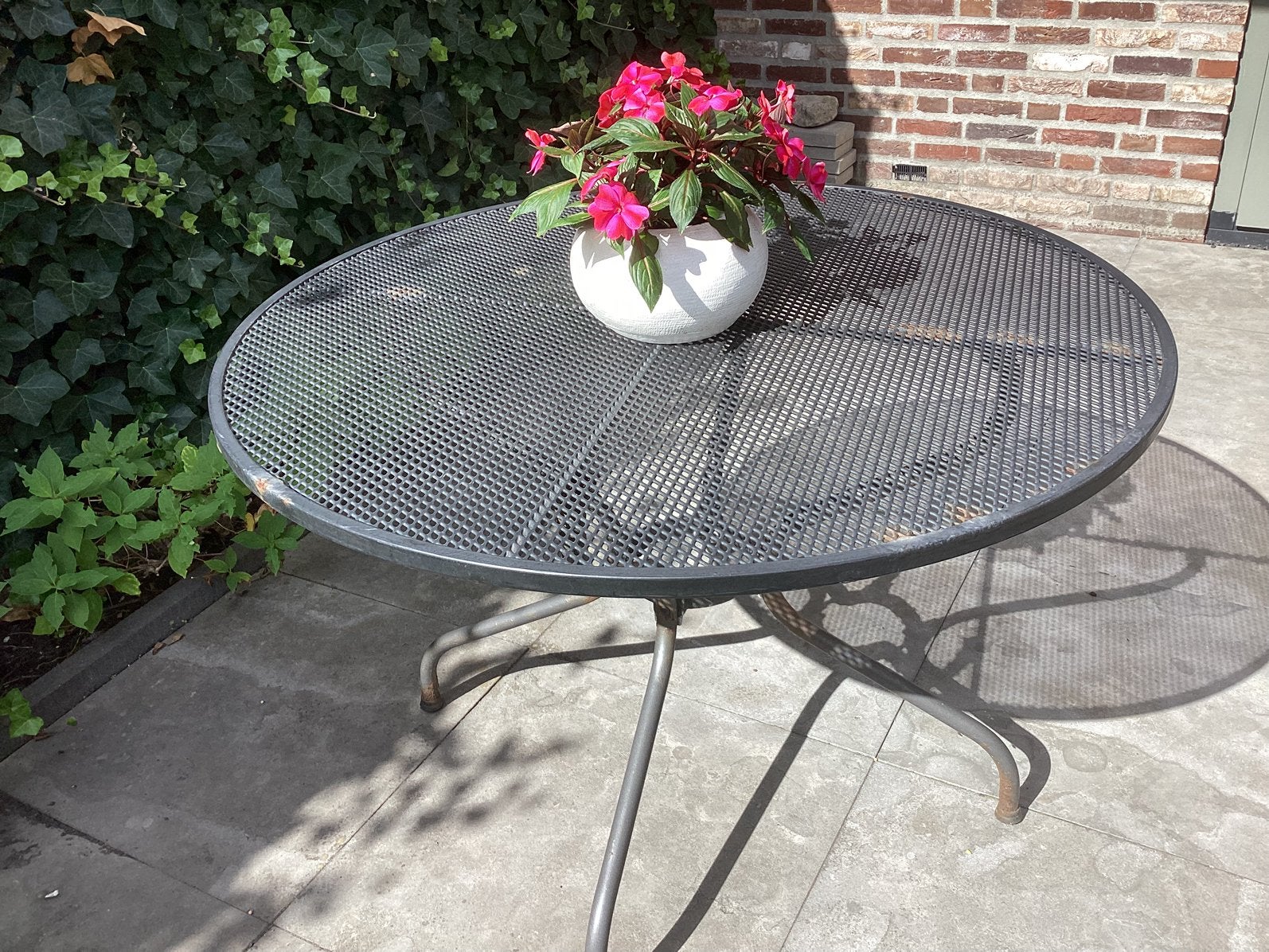 Tuintafel met  roestplekken, ca1.05 cm doorsnee, Ophalen, Gebruikt, Rond, Metaal