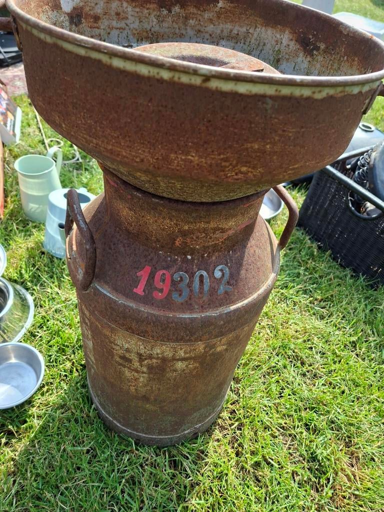 Oude originele melkbus met deksel en zeefopzet, Ophalen