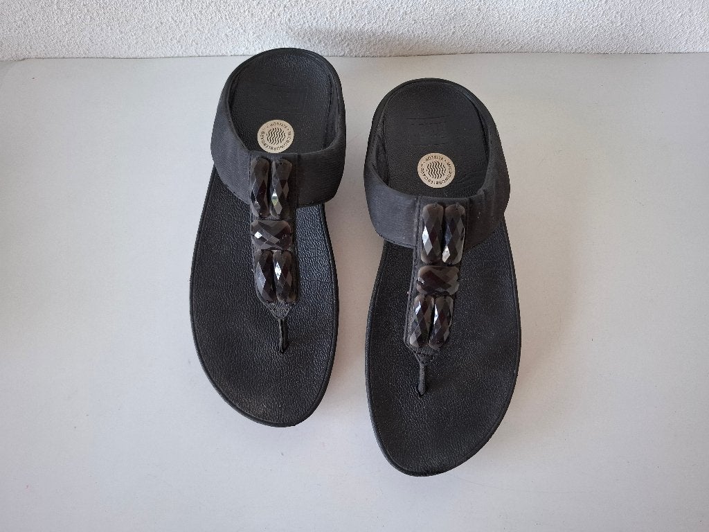 <>  Fitflop zwarte slippers maat 41 ( Uk 7 ) Sweetie 681-090, Slippers, Verzenden, Zwart, Zo goed als nieuw