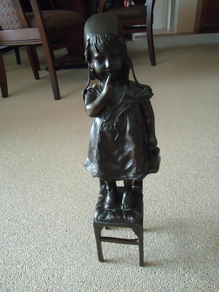 bronzen beeld kind op stoel van A. Moreau, Antiek en Kunst, Ophalen of Verzenden, Brons