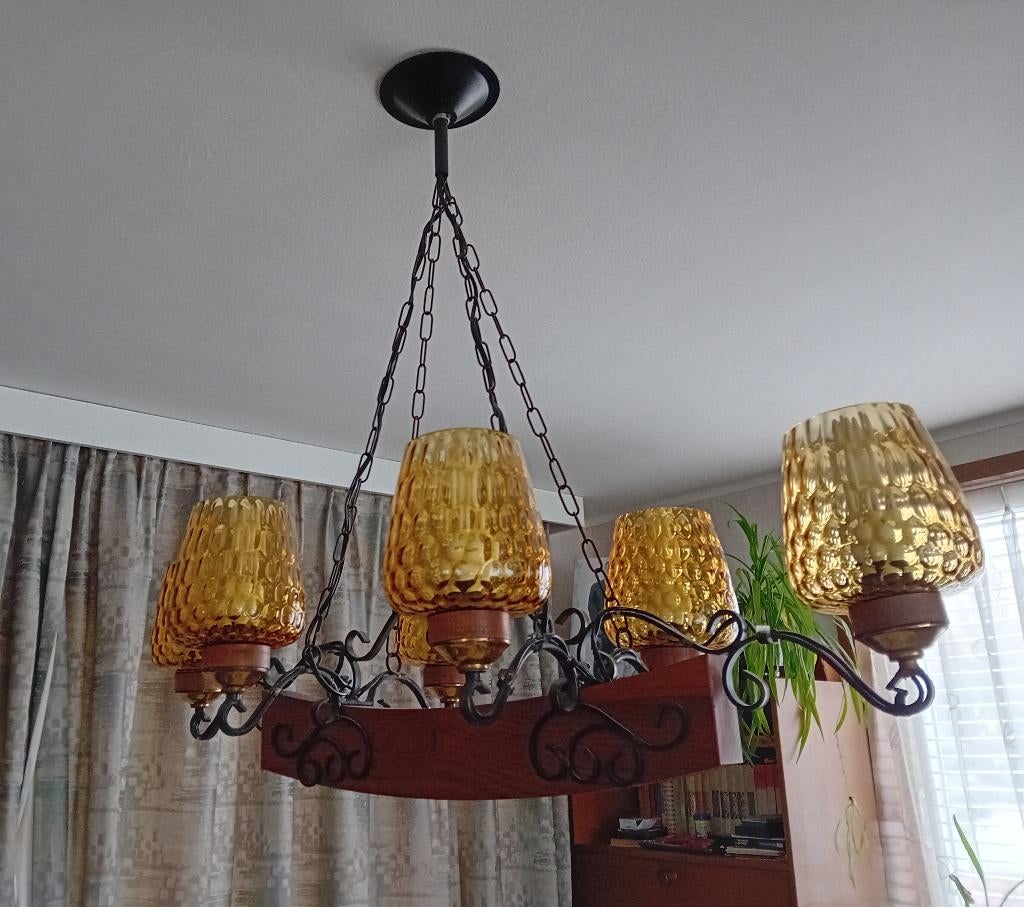 Vintage smeedijzeren kroonluchter met hout, Huis en Inrichting, Lampen | Kroonluchters, Ophalen, Zo goed als nieuw, Glas