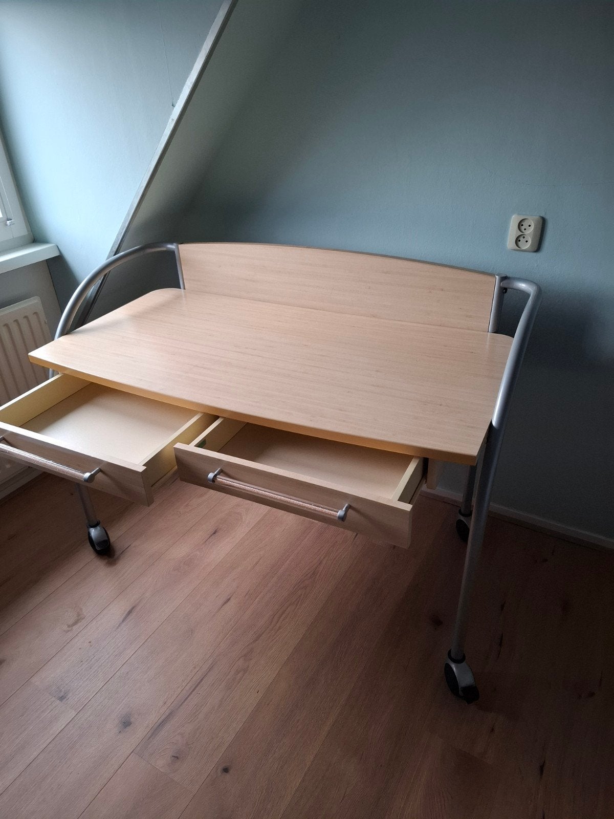 Modern bureau met lades en wielen, Huis en Inrichting, Bureaus, Ophalen, Gebruikt, Hout, Overige merken