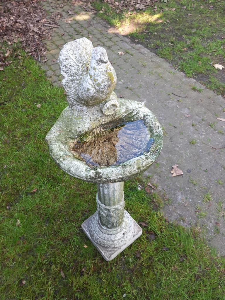 Betonnen zuil met waterschaal, vogelbad, Ophalen