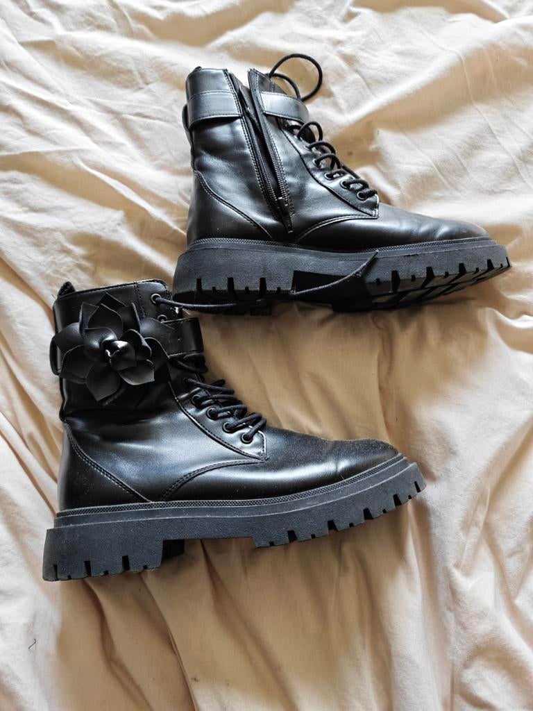 Zara boots zwart met bloem en rits, Lage of Enkellaarzen, Nieuw, Ophalen of Verzenden, Zara