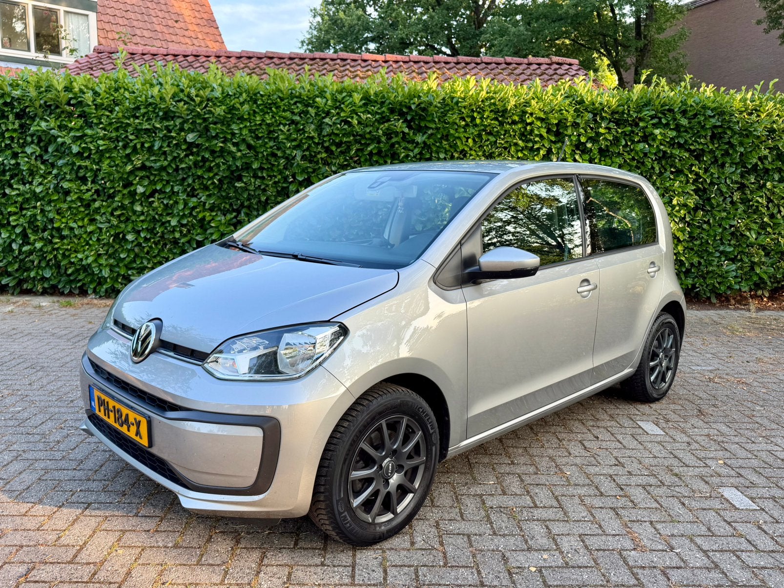 Volkswagen Up! 1.0 44KW |  5-DRS | 2017 | Grijs | Nieuwe APK, Auto's, Volkswagen, Voorwielaandrijving, 4 stoelen, Leder en Stof