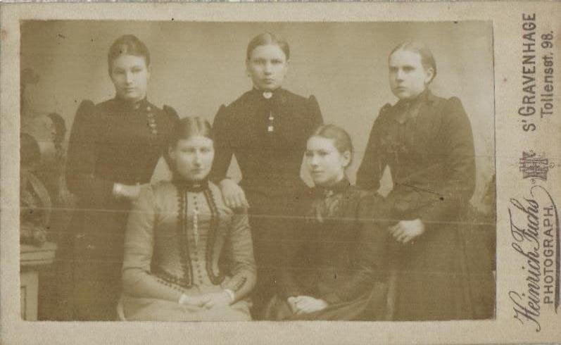 CDV -Heinrich Fuchs -Tollensstr. Den Haag -Portret 5 vrouwen, Gebruikt, Foto, Klederdracht, Ophalen of Verzenden
