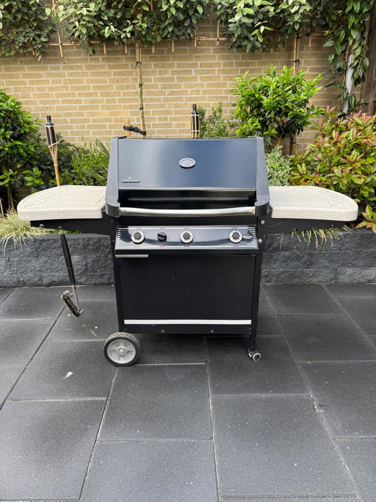 Napoleon Gasbarbecue (BBQ) met zijtafels en thermometer!, Ophalen, Zo goed als nieuw