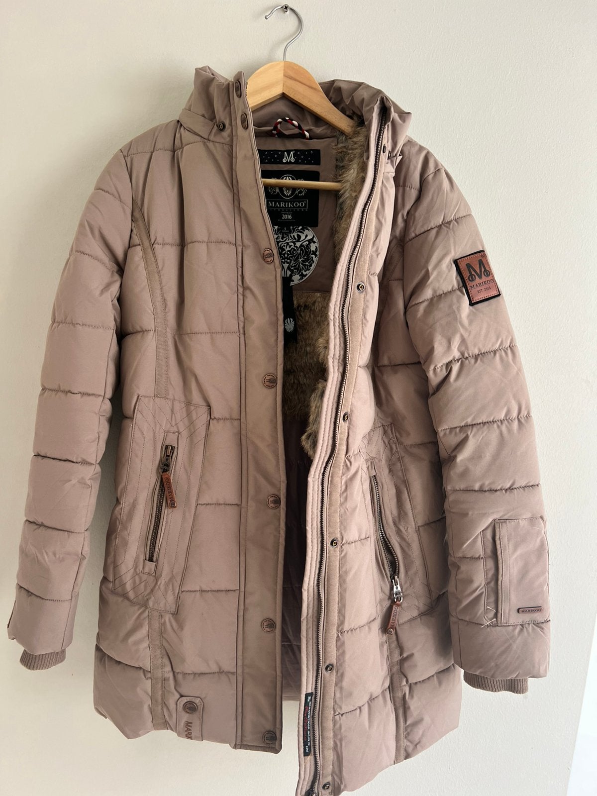 Marikoo winterjas S taupe kleur, Kleding | Dames, Marikoo, Bruin, Ophalen of Verzenden, Zo goed als nieuw