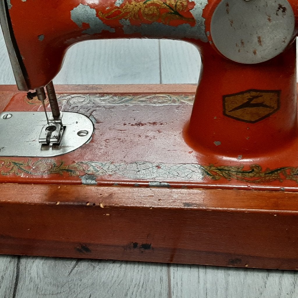 Vintage kinder naaimachine U.S.S.R. decoratief speelgoed, Ophalen