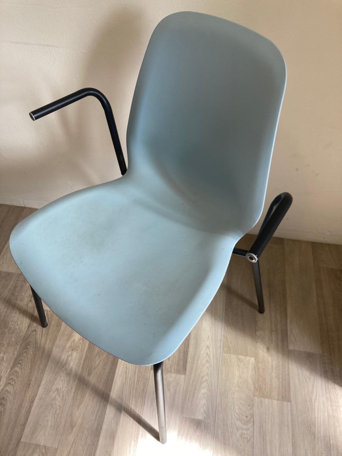 Twee moderne lichtblauwe stoelen met armleuningen, Ophalen, Kunststof, Gebruikt, Blauw