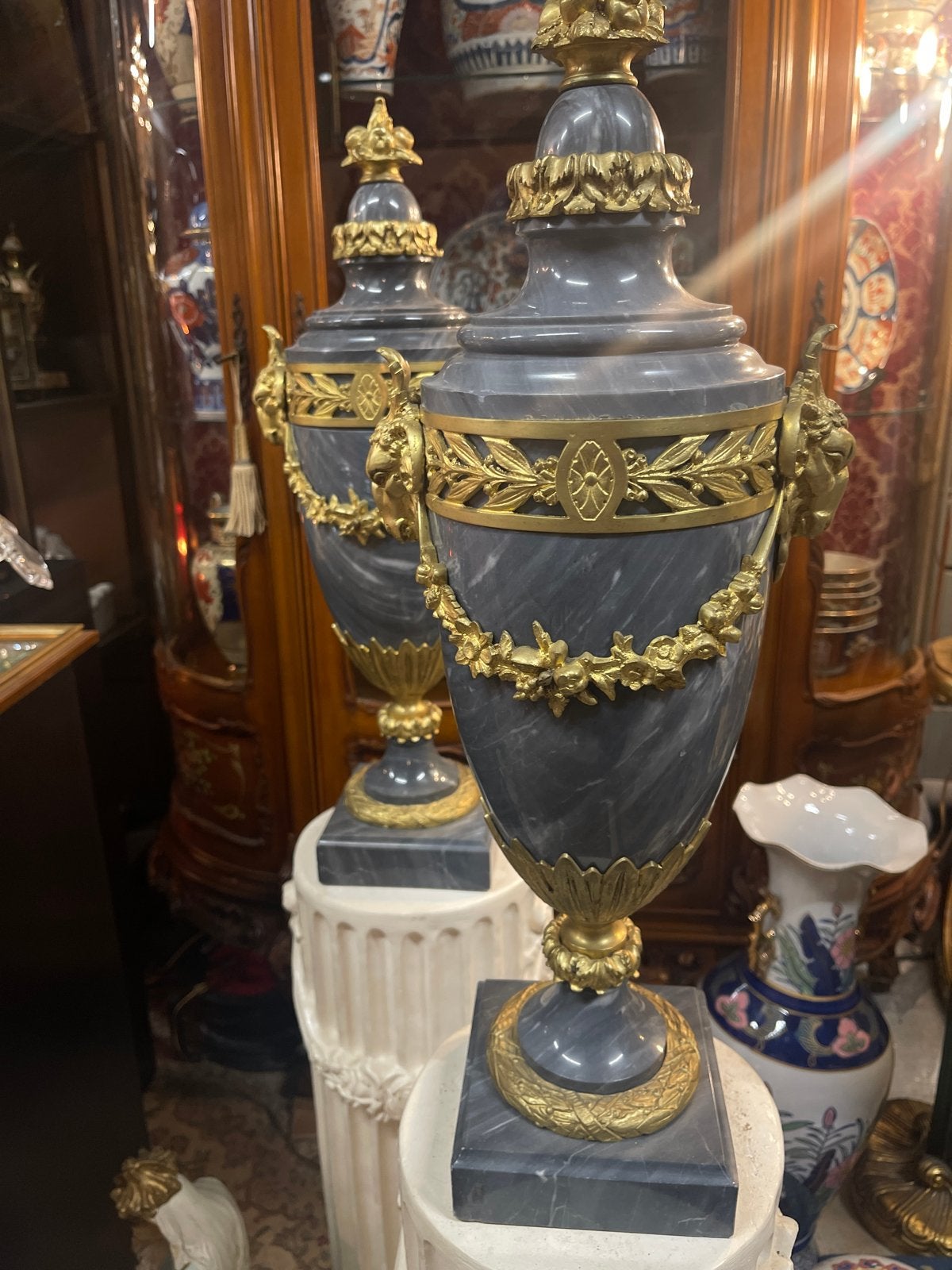 Prachtig paar marmeren vazen met bronzen ornamenten, Ophalen of Verzenden
