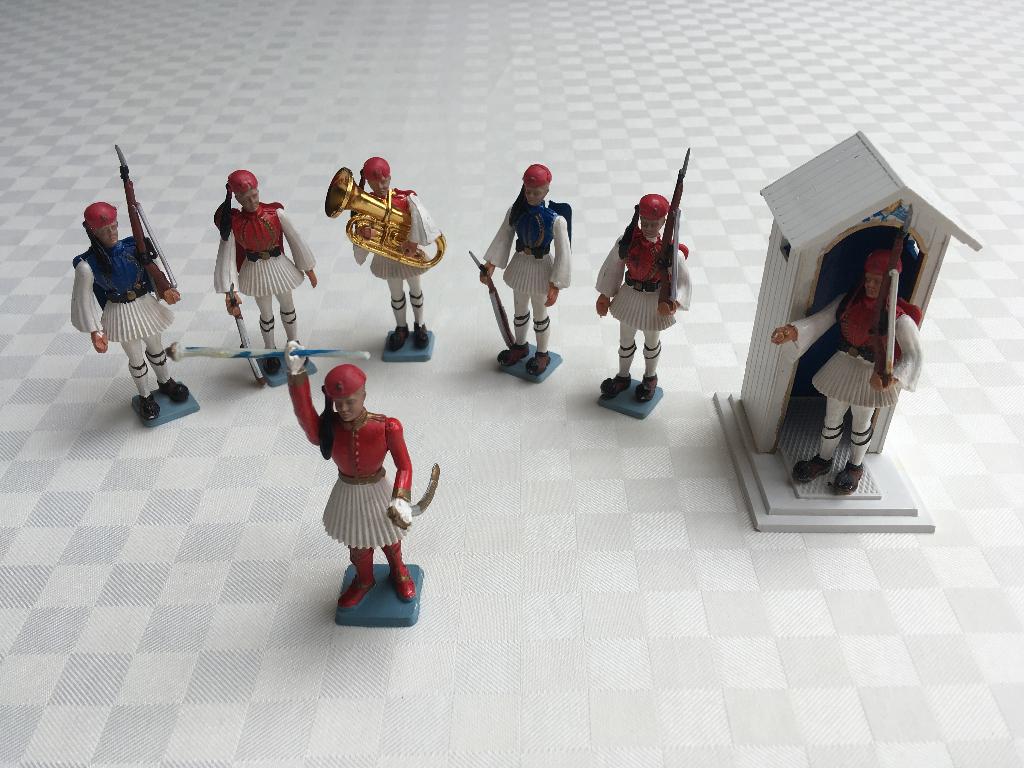 Set van 7 miniatuursoldaatjes Griekse Evzone met paleiswacht, Ophalen of Verzenden, Zo goed als nieuw
