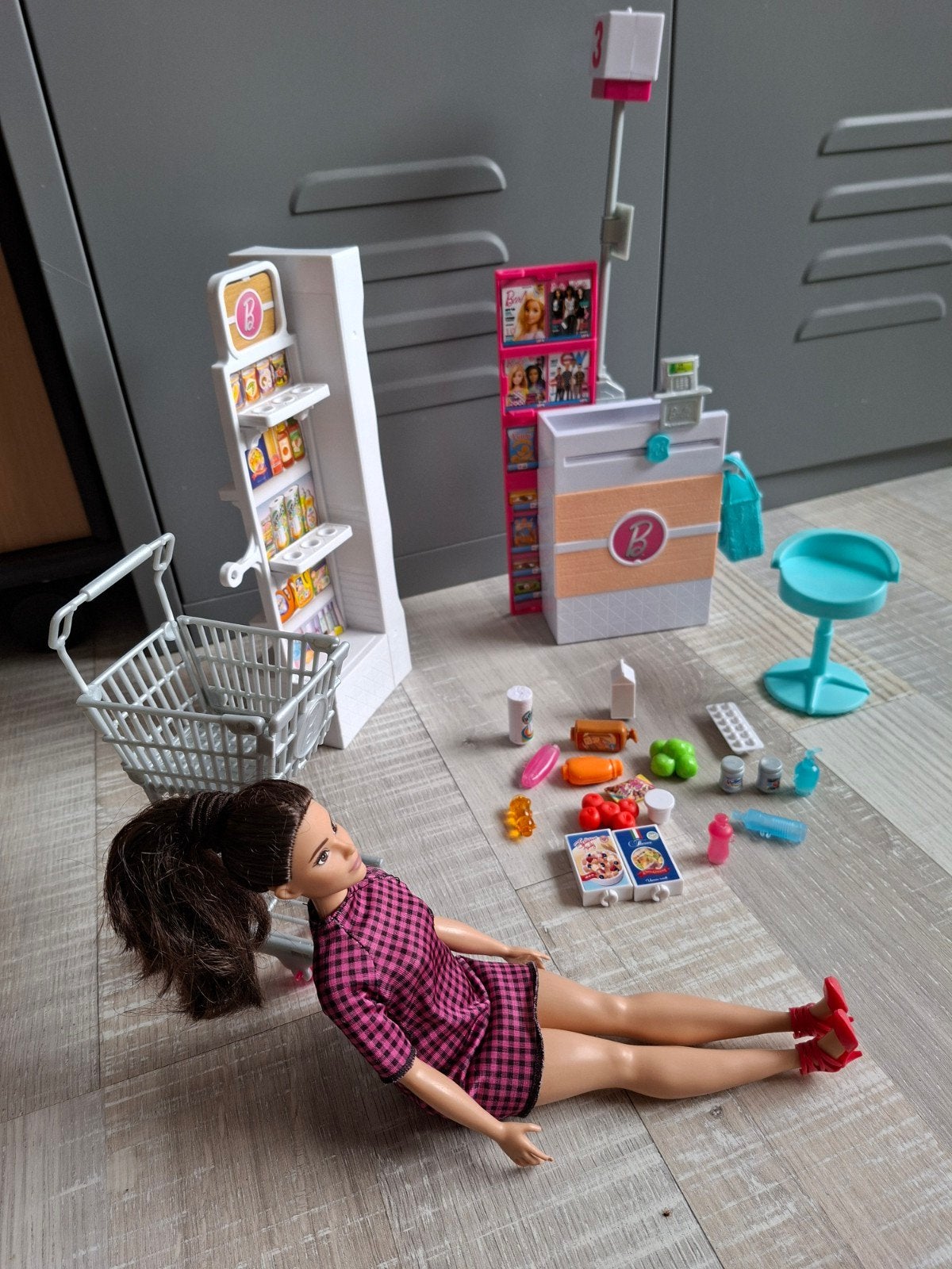 Barbie supermarkt speelset met Barbiepop en accessoires, Ophalen, Zo goed als nieuw, Barbie