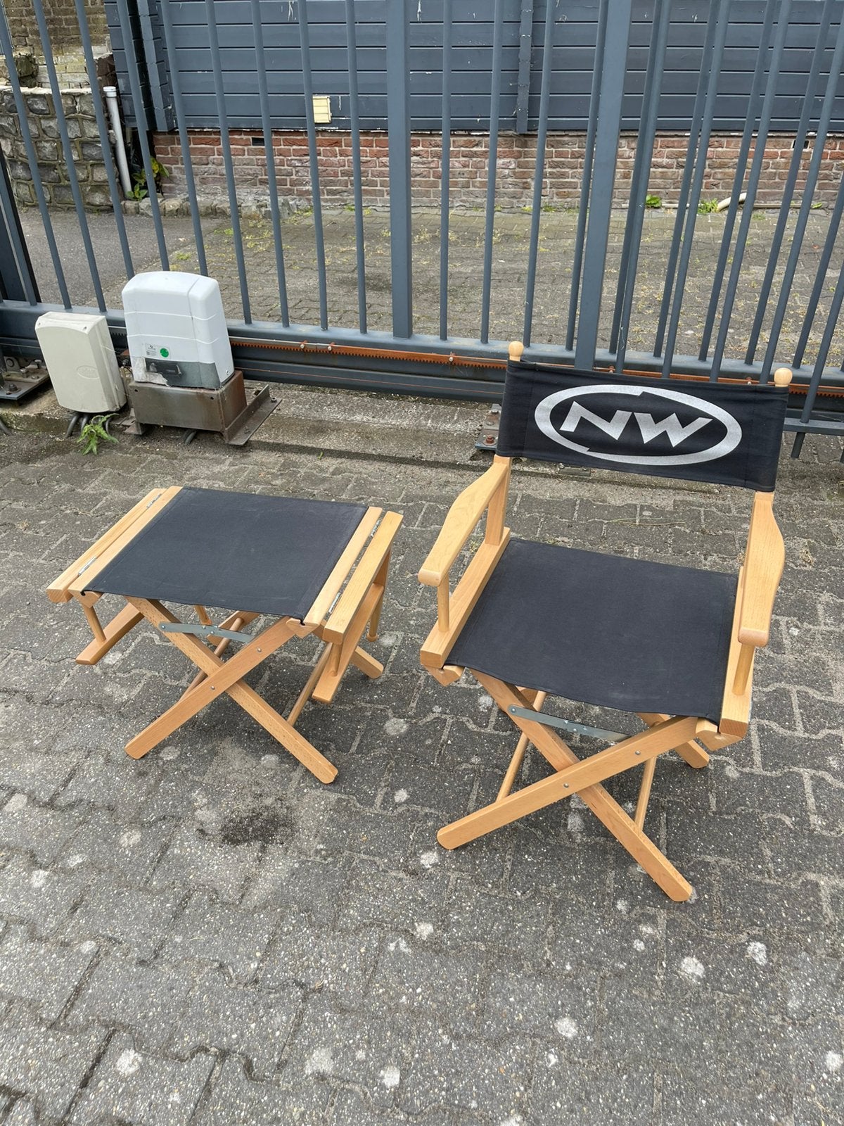 2 opklapbare stoeltjes / krukjes, Ophalen, Twee, Zwart, Zo goed als nieuw