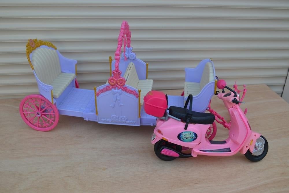 Barbie Scooter en paarden Koets, Kinderen en Baby's, Speelgoed | Poppen, Ophalen of Verzenden, Zo goed als nieuw, Barbie