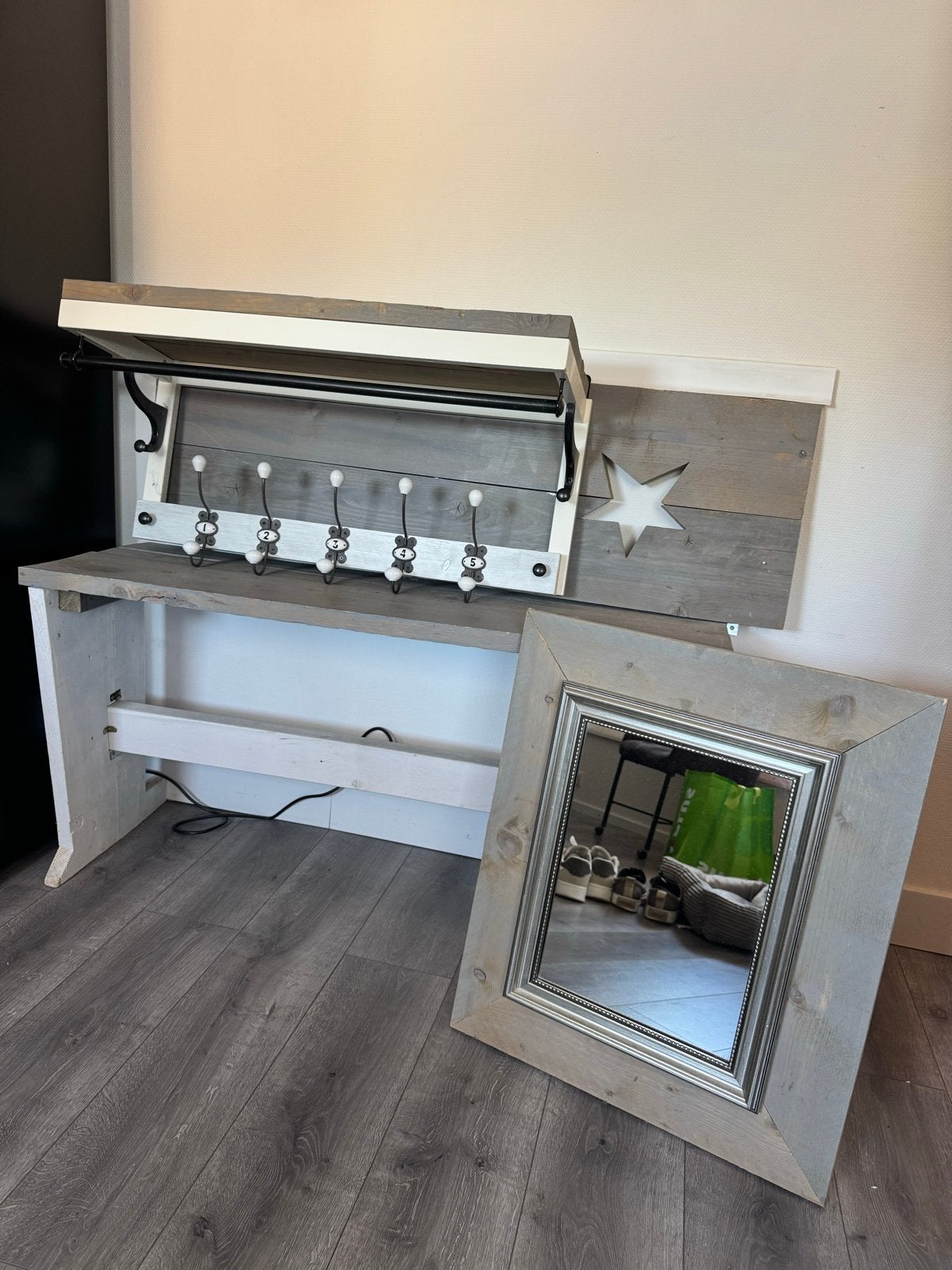 Handgemaakte kapstok met bankje en spiegel, Wandkapstok, Ophalen of Verzenden, Zo goed als nieuw, Minder dan 100 cm