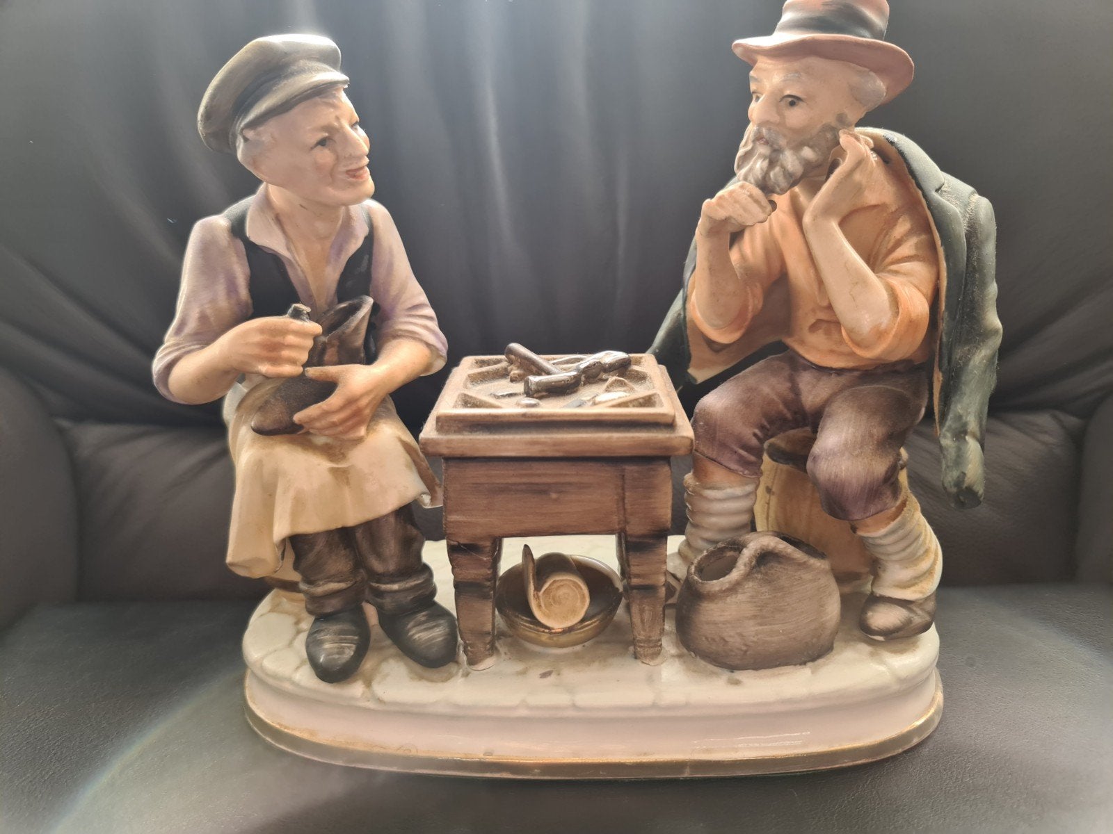 Beeldje van twee mannen, ca. 20 cm hoog, Antiek en Kunst, Groep mensen, Ophalen of Verzenden, 20 - 50 cm, Steen of Keramiek