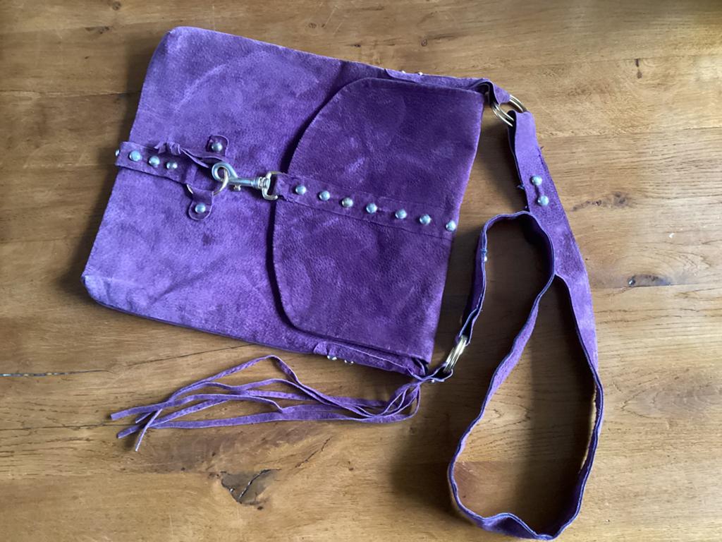 Leuk paars suede hippie tasje, Sieraden, Tassen en Uiterlijk, Tassen | Schoudertassen, Ophalen of Verzenden, Zo goed als nieuw
