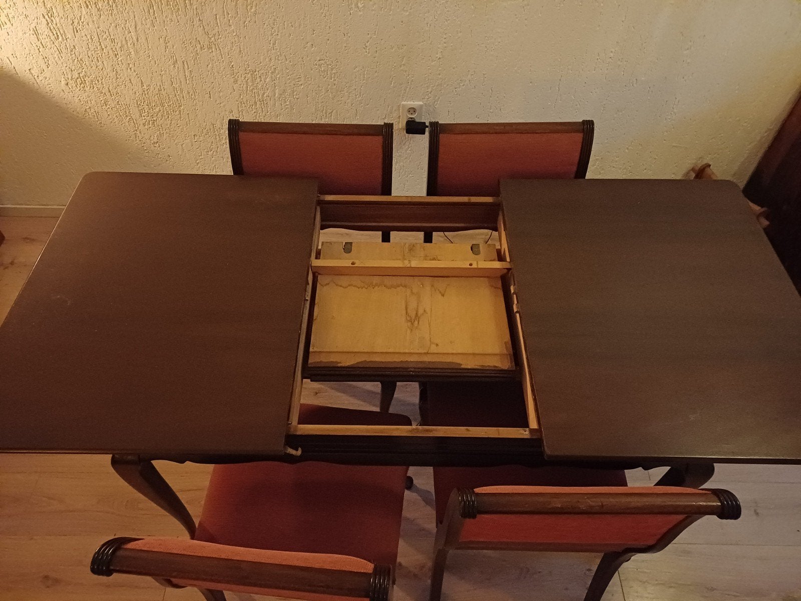 Foto 3 van Uitschuifbare eettafel met 4 stoelen