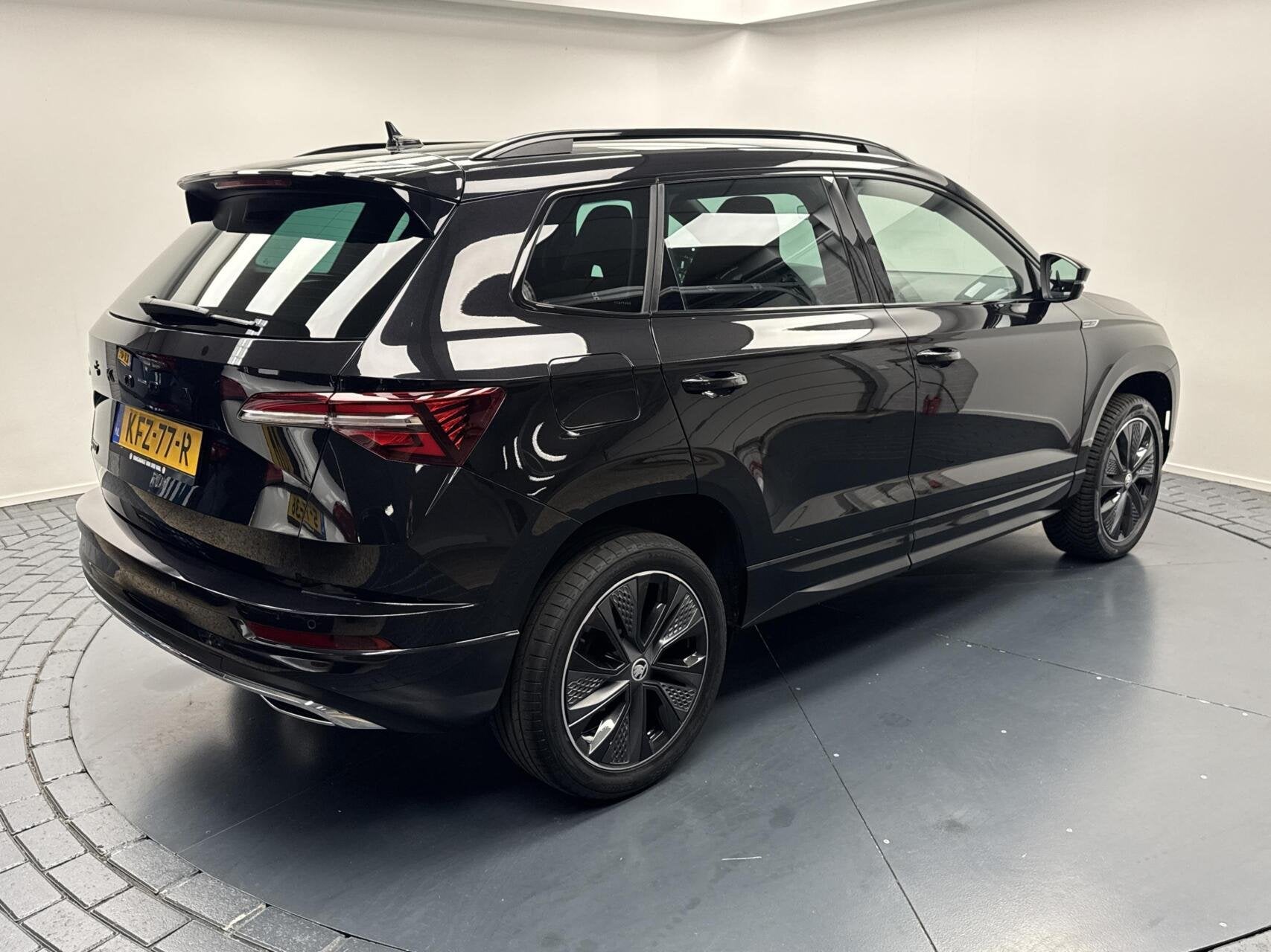 Skoda Karoq 1.5 TSi DSG Sportline Navigatie-Trekhaak-Adapt.C, Auto's, Stof, 4 cilinders, Karoq, Bedrijf