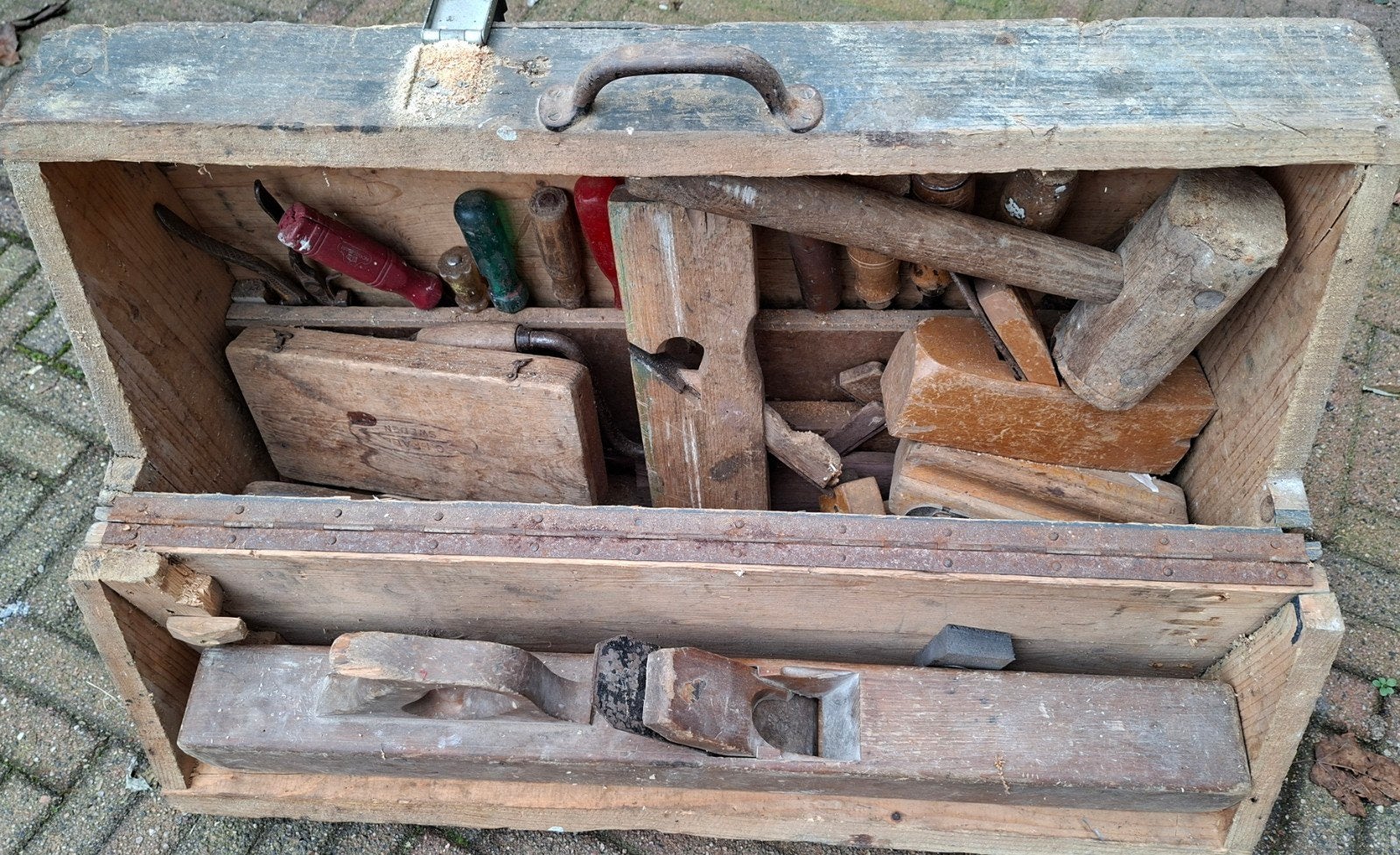 Oude houten gereedschapskist met diverse gereedschappen, Ophalen