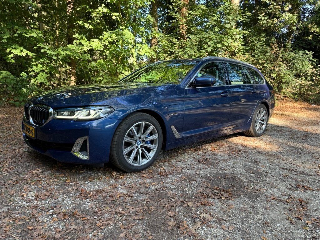 BMW 530e xDrive LuxuryLine M Individual B&W €100.176 SOH89%, Auto's, Automaat, 1935 kg, Verwarmde buitenspiegels, Beige