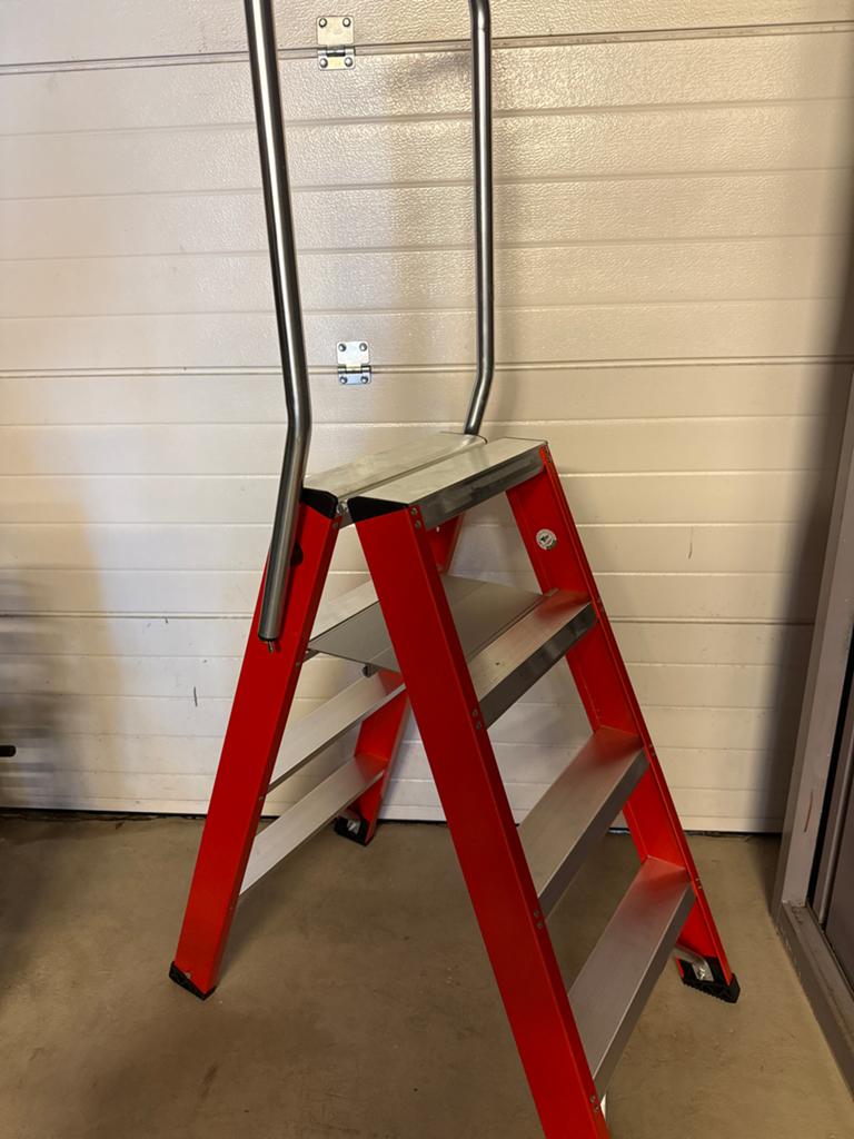 Dubbel oploopbare trap 2x4 treden 4tecx, Doe-het-zelf en Verbouw, Ladders en Trappen, Ophalen, Zo goed als nieuw, Trap, Minder dan 2 meter