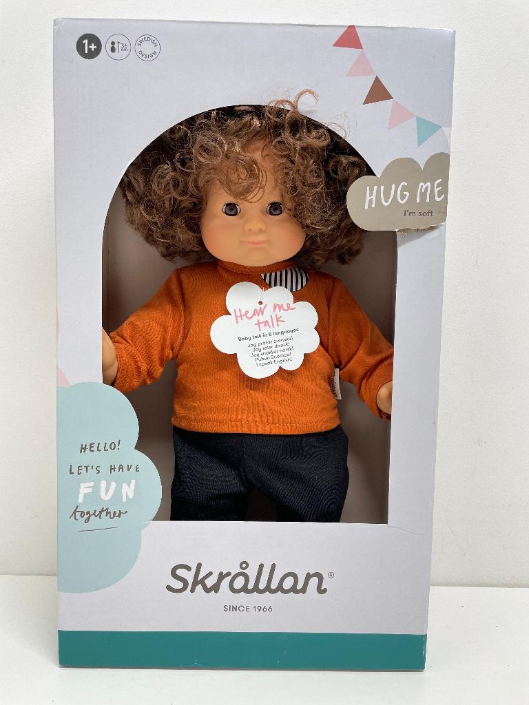 Skrallan Pop Lilian 36 cm donkere krullen, Ophalen of Verzenden, Nieuw, Pop
