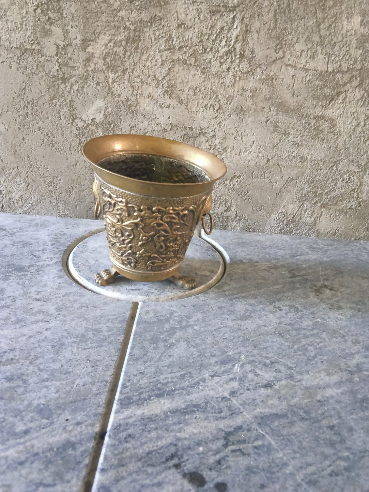 koperen pot met reliëf en standaard, Ophalen