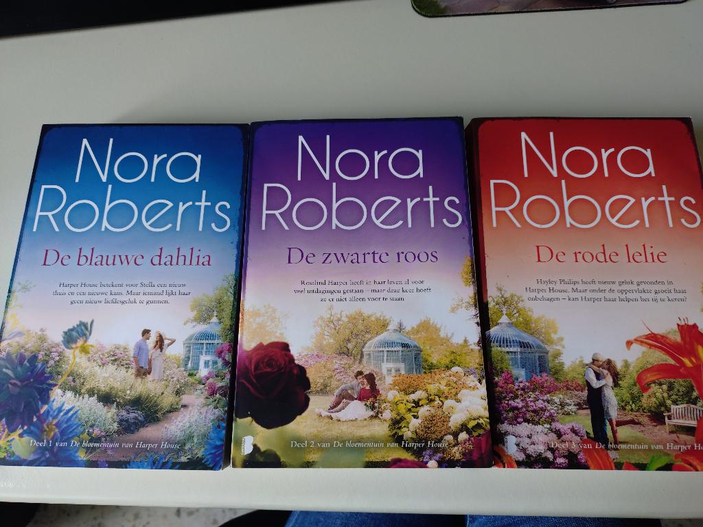 De blauwe dahlia triologie, Ophalen of Verzenden, Zo goed als nieuw, Nora Roberts, Amerika