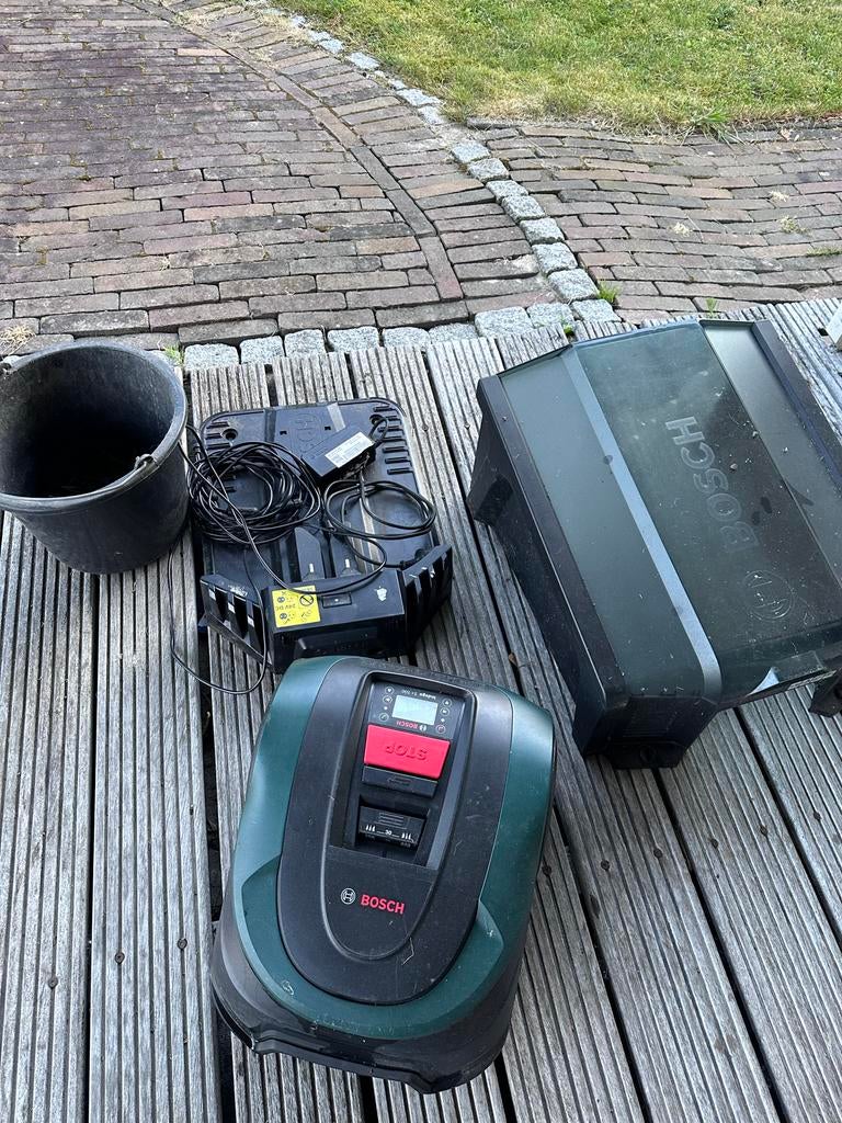 Bosch Indego robotmaaier met laadstation en grage, Ophalen of Verzenden, Gebruikt, 20 tot 25 cm