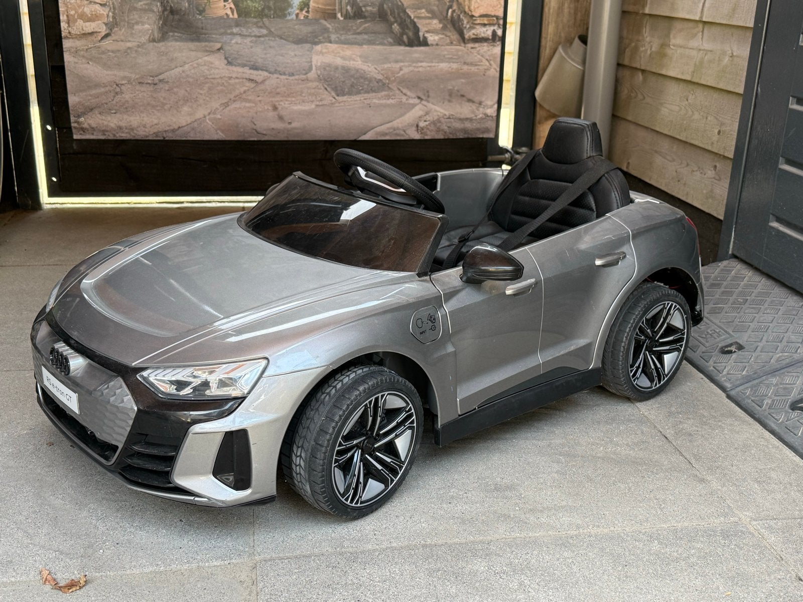 Elektrische Audi e-tron kinderauto met afstandsbediening, Ophalen, Zo goed als nieuw