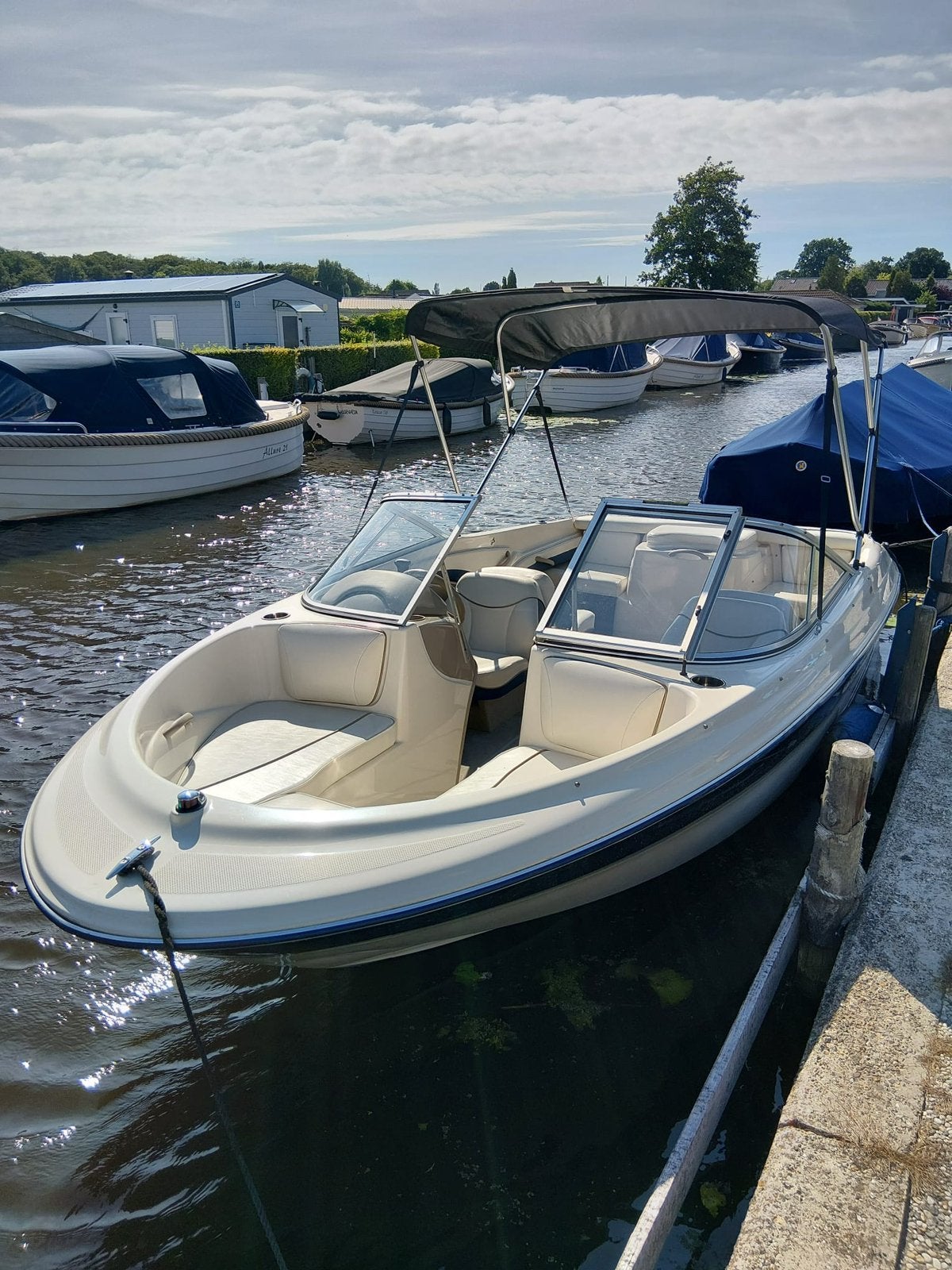 Bayliner 185 Bowrider inclusief trailer., Binnenboordmotor, Zo goed als nieuw, Benzine, Ophalen