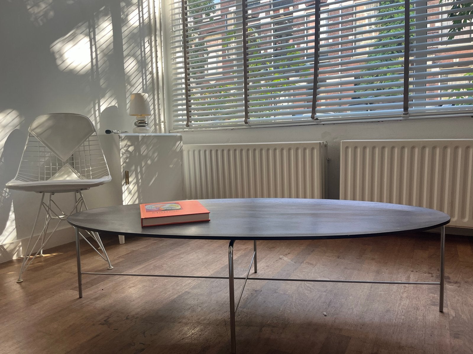 Design salontafel. ‘De Schaal’ metalen poten houten blad, Ophalen, Gebruikt, 100 tot 150 cm, 50 tot 100 cm