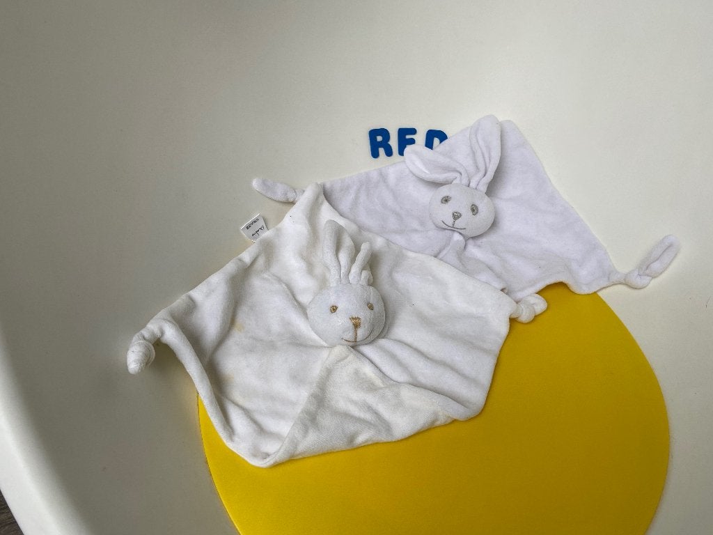G055 bambino konijn doekje wit met knoopjes, Ophalen of Verzenden, Zo goed als nieuw, Konijn