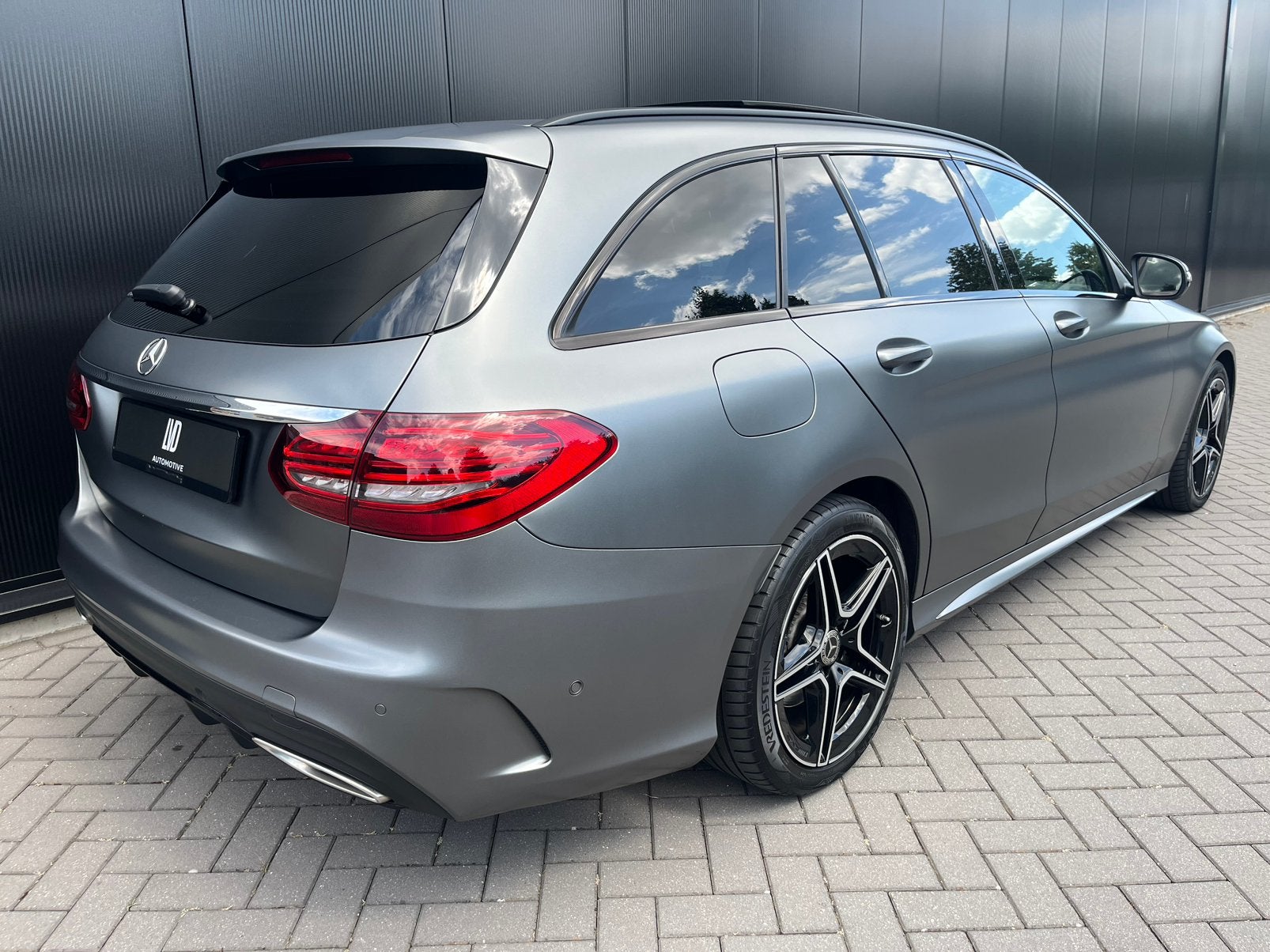 Foto 10 van Mercedes-Benz C-Klasse Estate 200 AMG MAGNO PANO VIRTUAL BUR