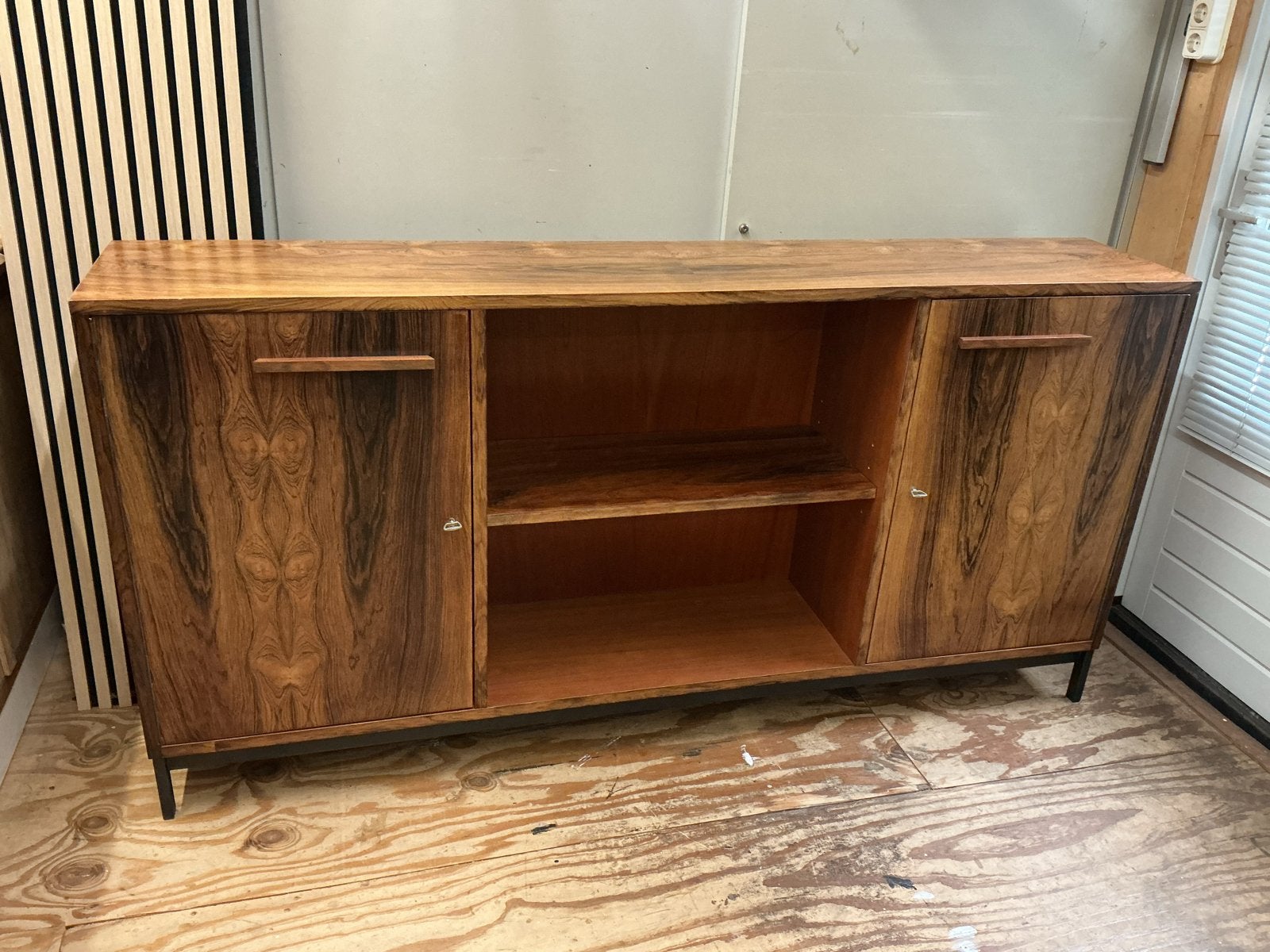 Vintage Dressoir met Edel Fineerhout en Stalen Frame, Ophalen, Gebruikt, 200 cm of meer, 25 tot 50 cm