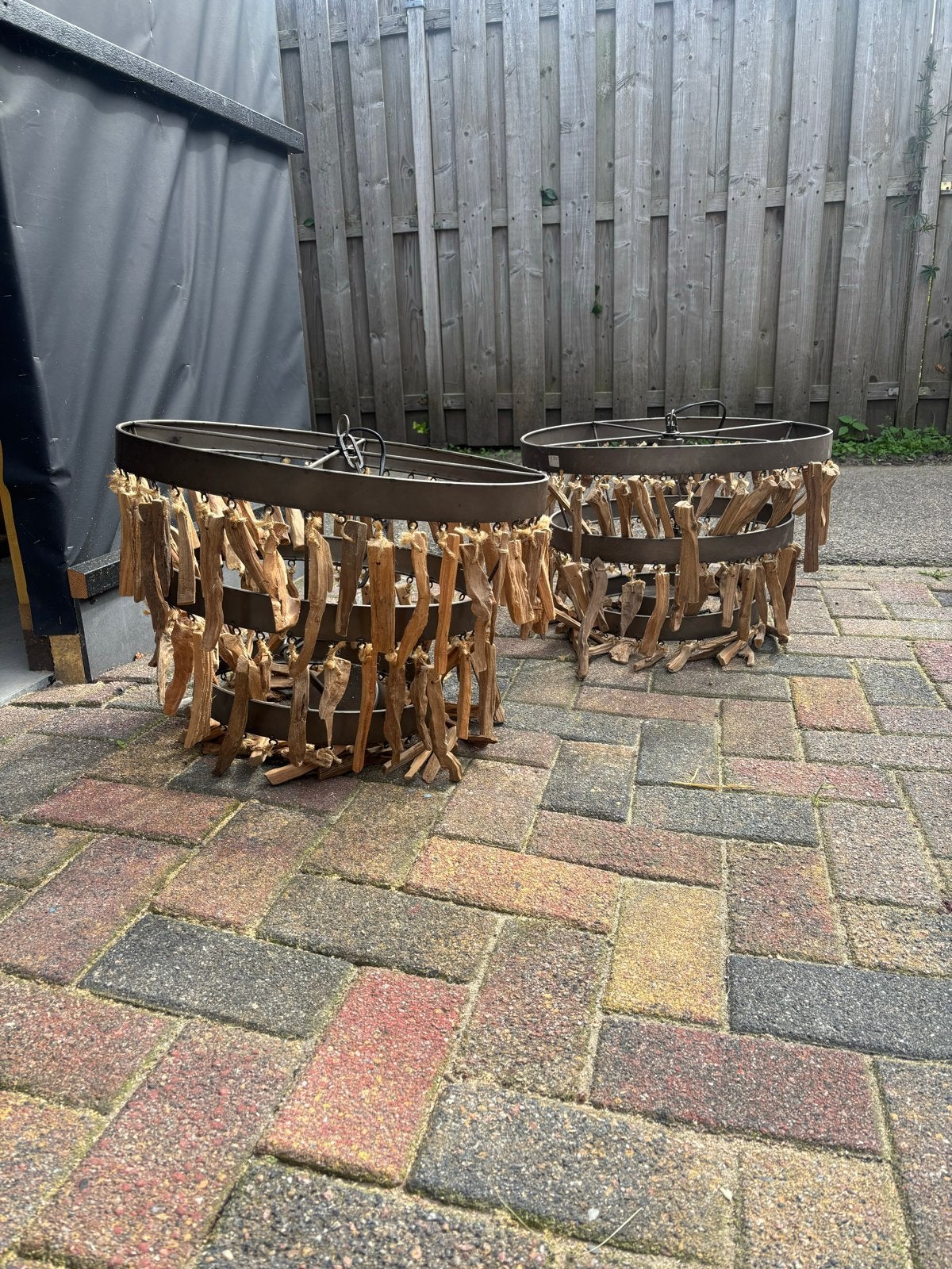 Unieke hanglampen van metaal en hout (set van 2)