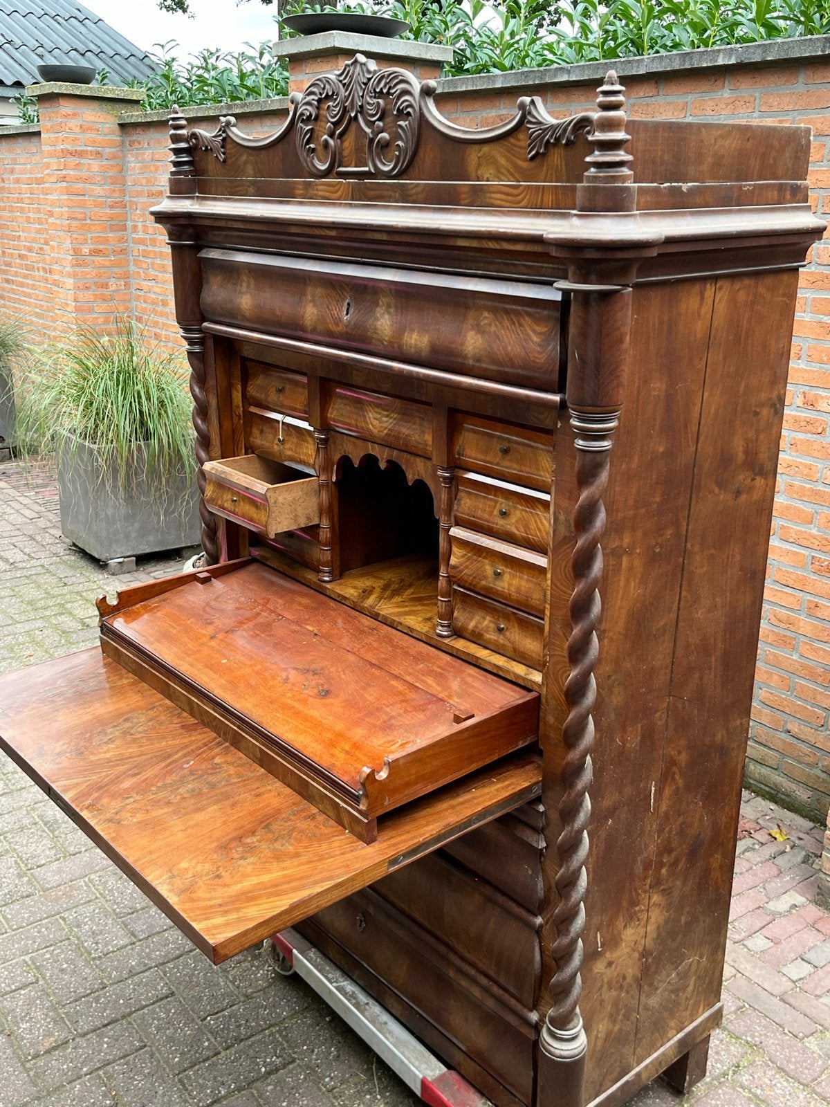 Antiek secretaire bureau met lades en sierlijk houtsnijwerk, Ophalen of Verzenden