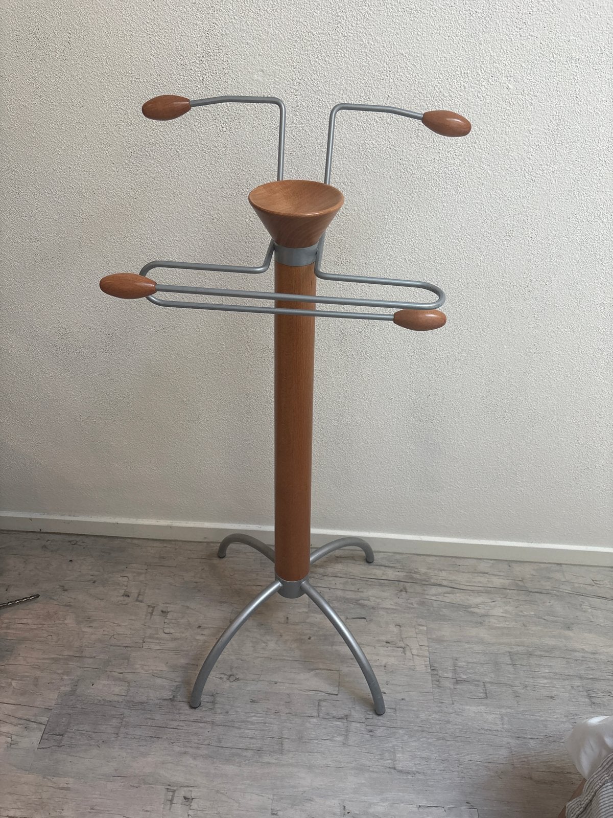 Modern staand kledingrek. Dressboy. Hout, Ophalen, Gebruikt, 100 tot 150 cm, Staande kapstok