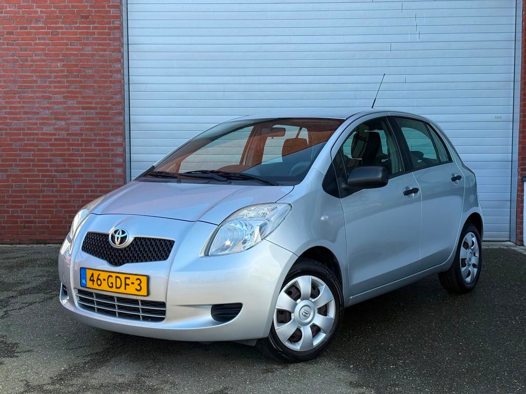 Toyota Yaris 1.3 VVTi Terra | NAP | NEW APK | AIRCO, Voorwielaandrijving, Stof, 40 €/maand, Zwart