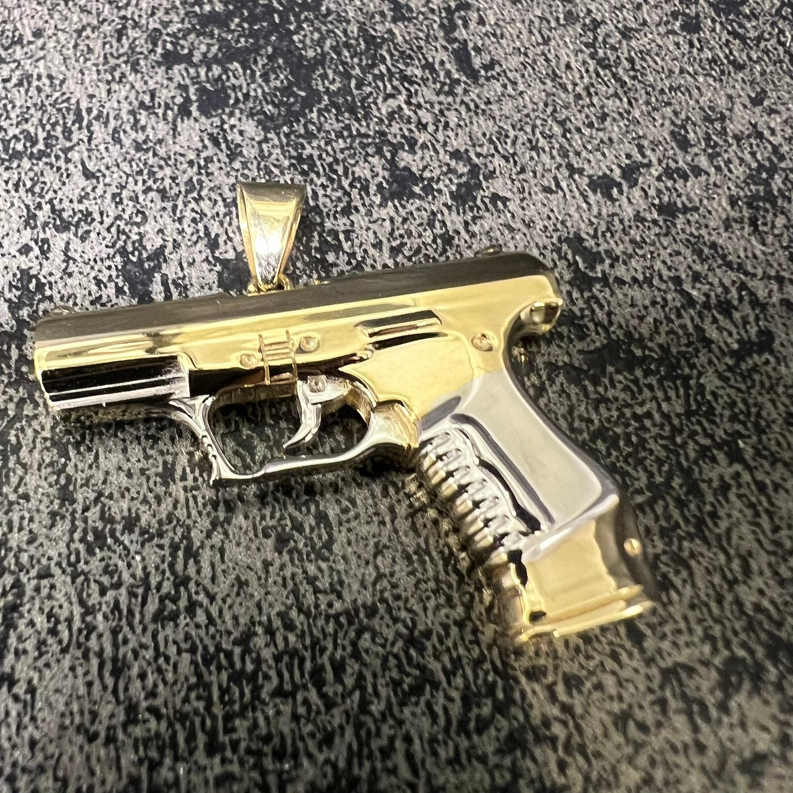 14 karaats gouden hanger pistool kettinghanger nieuw, Ophalen of Verzenden, Nieuw, Goud, Kruis of Symbool