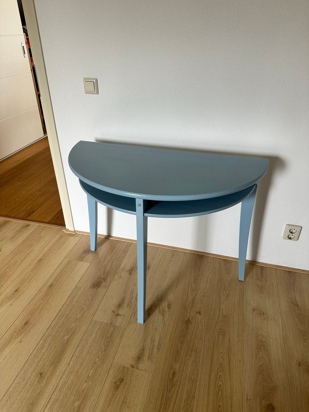 Mooie hemelsblauwe halfronde bijzettafel, Gebruikt, Minder dan 50 cm, Overige vormen, Overige houtsoorten
