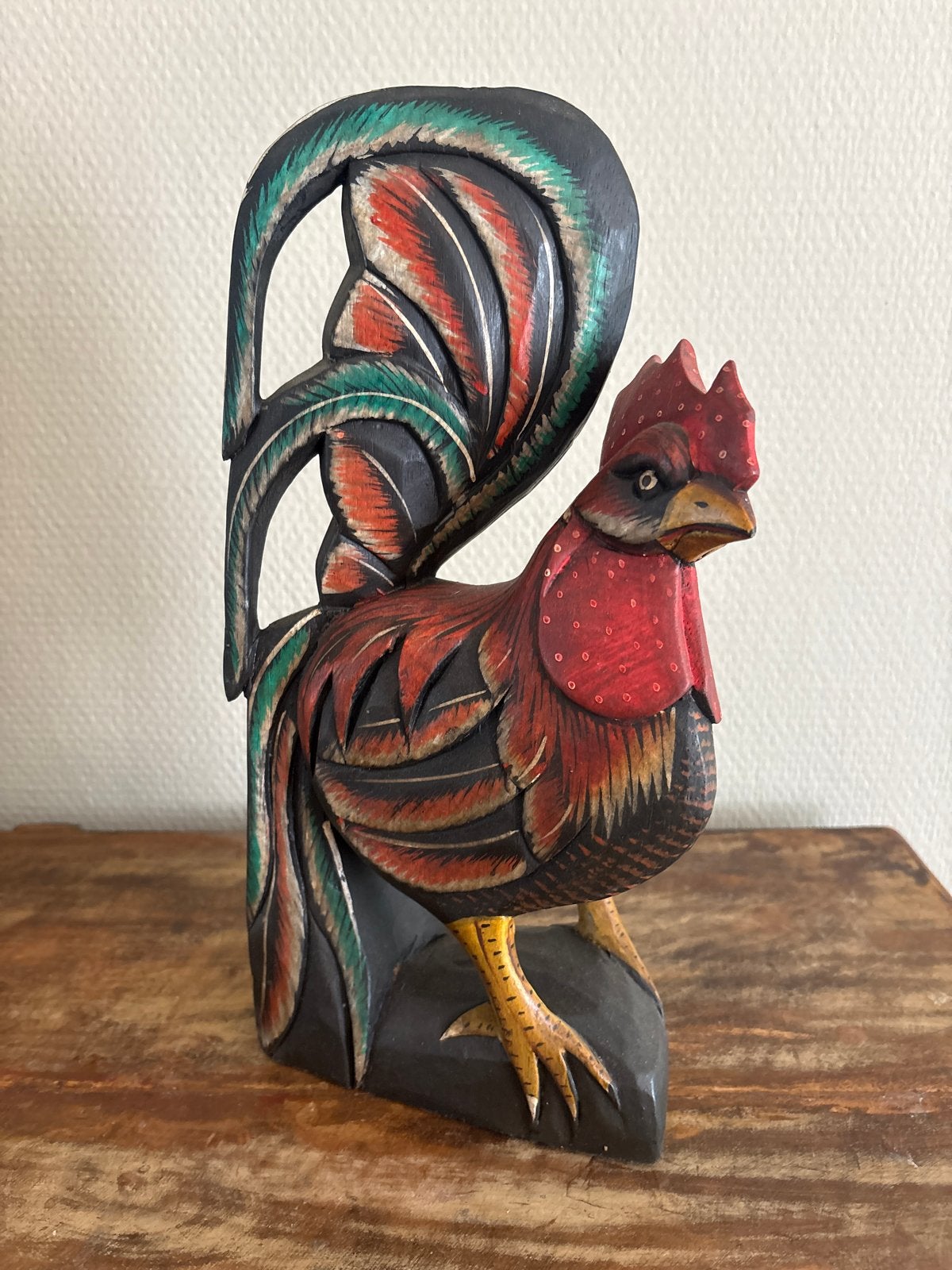 Handgesneden houten haan sculptuur, kleurrijk, Antiek en Kunst, Ophalen of Verzenden, 20 - 50 cm, Beeld, Hout