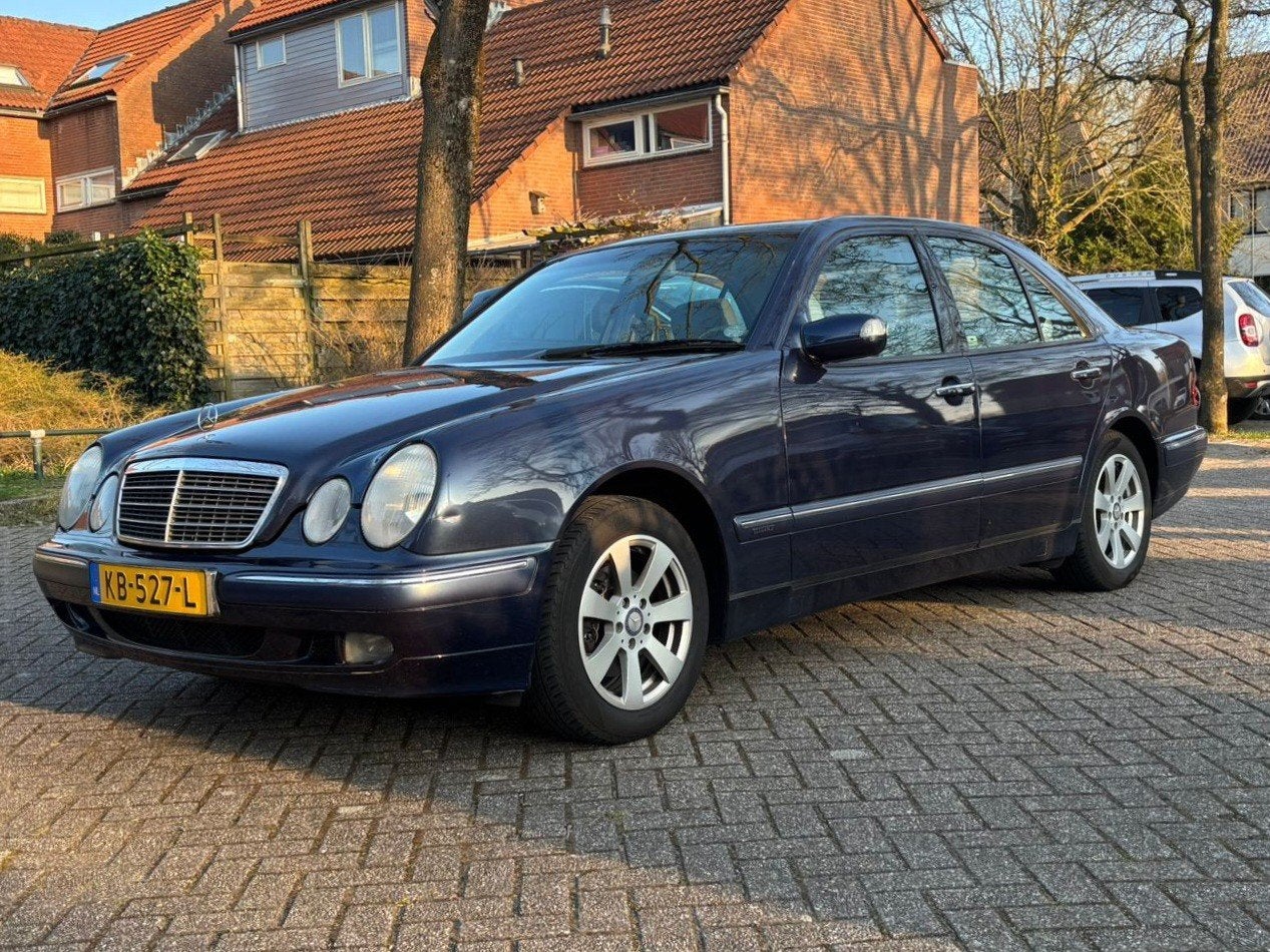 Mercedes-Benz E-Klasse 2.4 E240 Sedan 1999 Blauw, Auto's, Achterwielaandrijving, Blauw, Handgeschakeld, Grijs